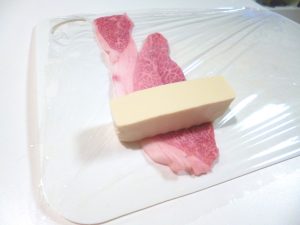 １,お肉の上に棒状の豆腐を置く