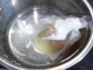 卵を静かにお湯の中に入れる